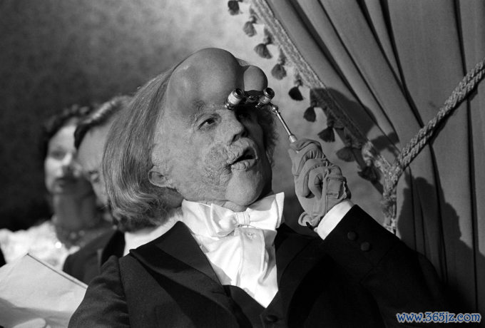 Tạo hình của tài tử John Hurt (vai Joseph Merrick) trong phim The Elephant Man. Ảnh: Universal Pictures