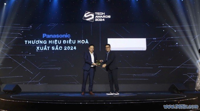 Đại diện Panasonic nhận giải Thương hiệu điều hòa xuất sắc tại Tech Award 2024， TP HCM ngày 10/1. Ảnh: Khương Nguyễn