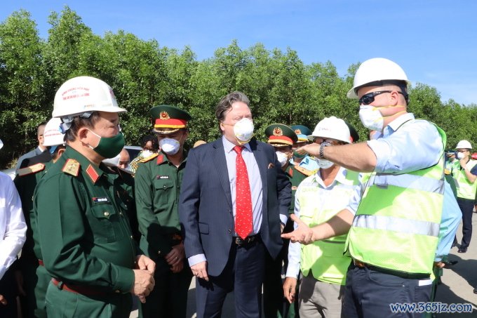 Lãnh đạo Bộ Quốc phòng cùng Đại sứ Mỹ thị sát khu vực xử lý dioxin sân bay Biên Hòa sáng 17/1. Ảnh: Thái Hà