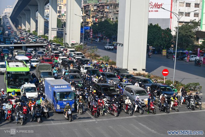 Người， xe chấp hành tín hiệu đèn giao thông trên phố Kim Liên mới quận Đống Đa， Hà Nội sáng 13/1. Ảnh: Giang Huy